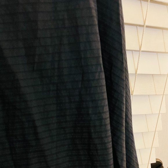 Elegant UNIQLO A-line black skirt - Picture 4 of 9